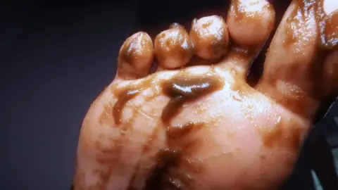 HotDirtyIvone – Lean Up My Feet